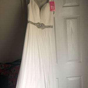 Formal white gown - prom / formal / wedding